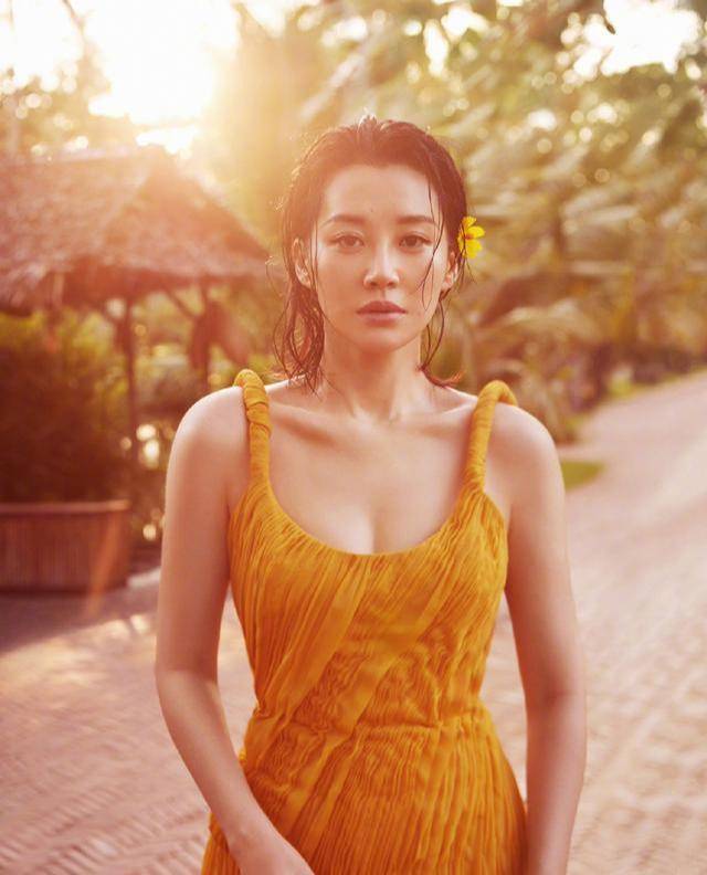 在路人镜头下,许晴身材前凸后翘好不性感,这哪里像51岁?