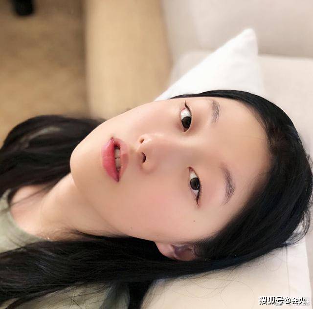 45岁"可云"生日晒近照,与老公认识7天闪婚,女儿气质突出似明星