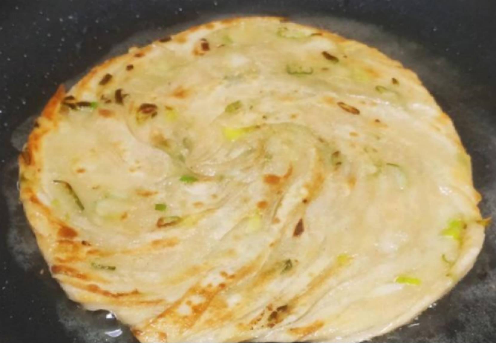 一种做法就能做出手抓饼和葱油饼,浓郁的葱香层层酥脆,超级好吃