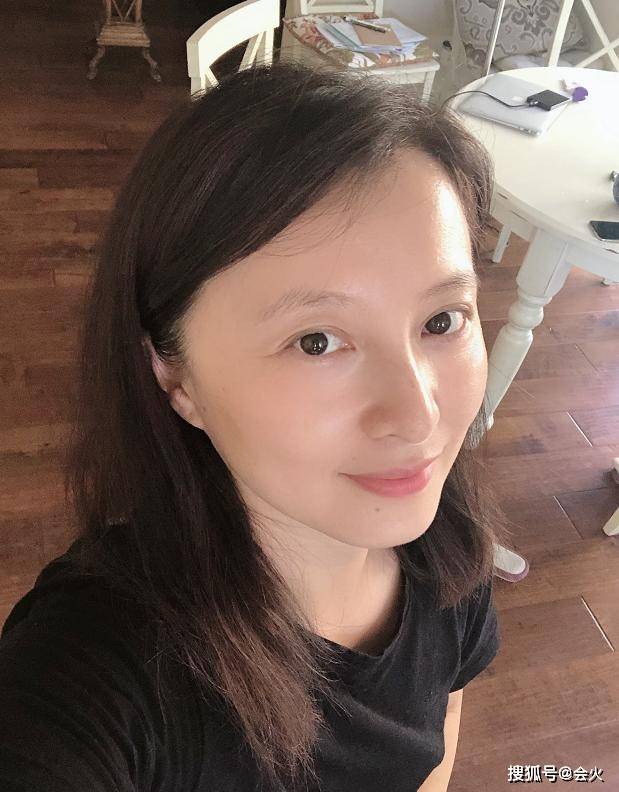 45岁"可云"生日晒近照,与老公认识7天闪婚,女儿气质突出似明星