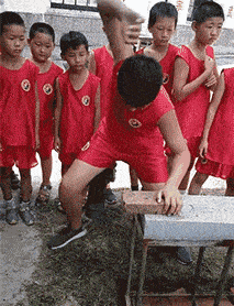 搞笑GIF趣图:兄弟,好好练习,你离一夜暴富只差一个字了!