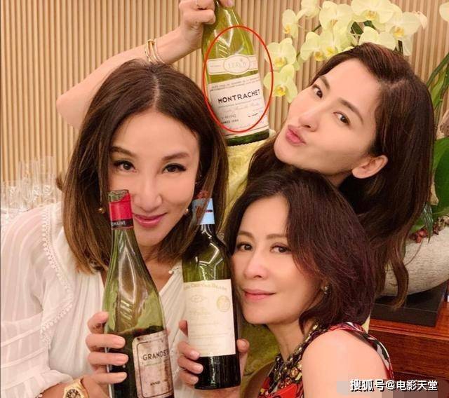 《三十而已》不算啥,看到刘嘉玲与名媛的合照:这才誓静煮妇圈!