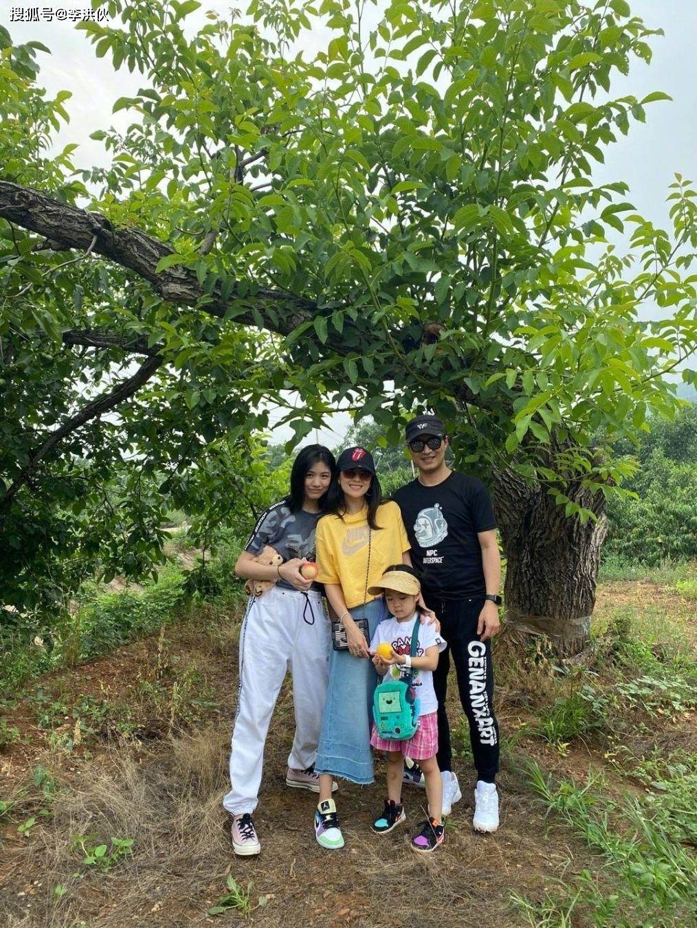 汪峰带女儿醒醒探班妻子,章子怡开心到仰头大笑,一波甜蜜暴击