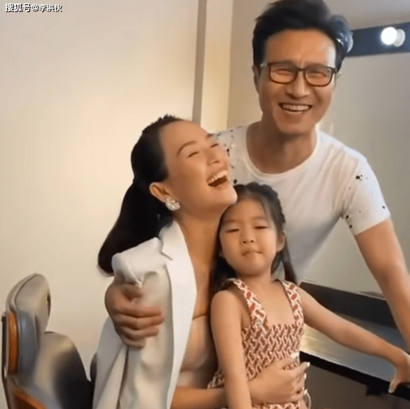 汪峰带女儿醒醒探班妻子,章子怡开心到仰头大笑,一波甜蜜暴击