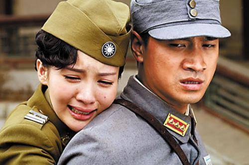 电视剧《桐柏英雄》将原小说改成了间谍版,反映了何种社会思潮?