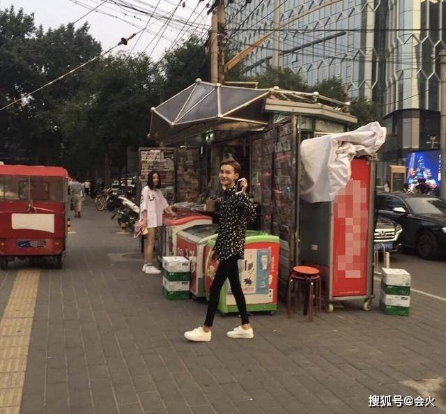 男网红宣布变性,女装多年撞脸多位明星,未修图五官歪斜被指照骗