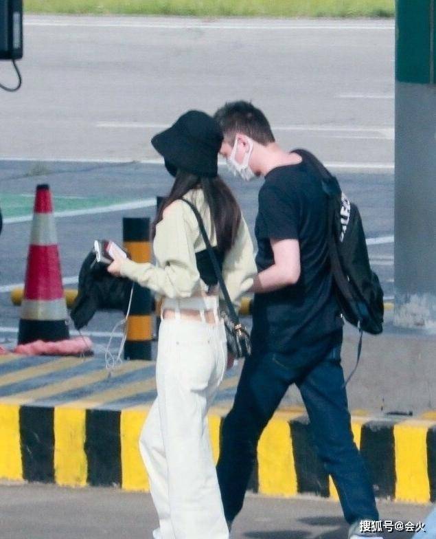 41岁冯绍峰现大肚腩,步入中年有了油腻感,事业也不敌老婆赵丽颖?