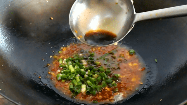 大厨教你做家常版蒜蓉茄子,只需4步,茄子又香又下饭,先收藏了