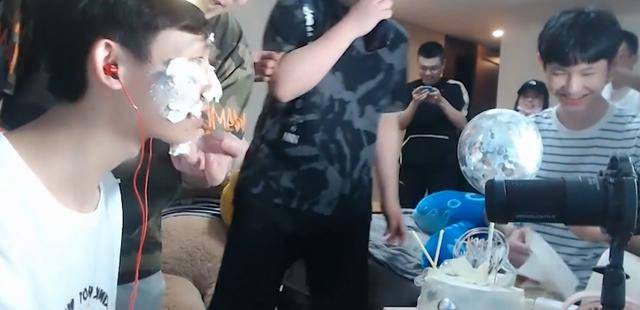 梦泪生日被摸白了,AG全员前来送祝福