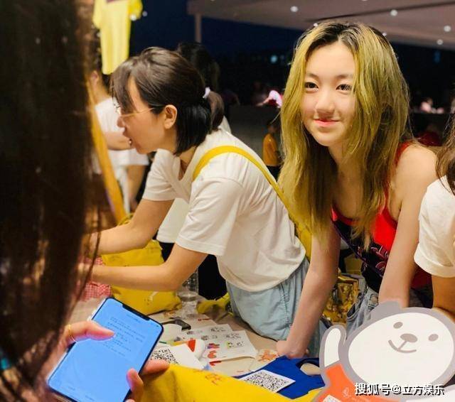 嘴唇已经修复如初?李亚鹏父女七夕参加义卖,李嫣歪头杀似王菲