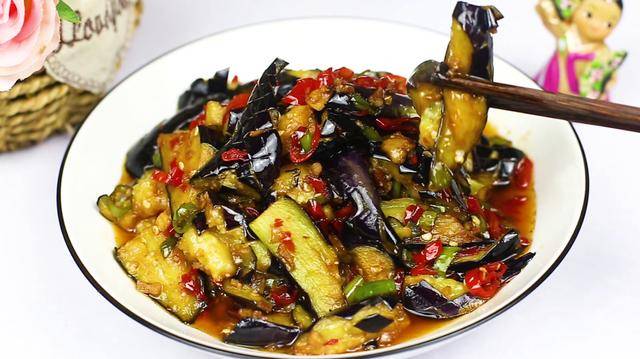 茄子最简单好吃的做法,只需几步,鲜香下饭不油腻,全家都爱吃
