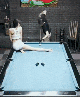 搞笑GIF:抱着新娘在网吧里打游戏,真不明白现在人的思想了!