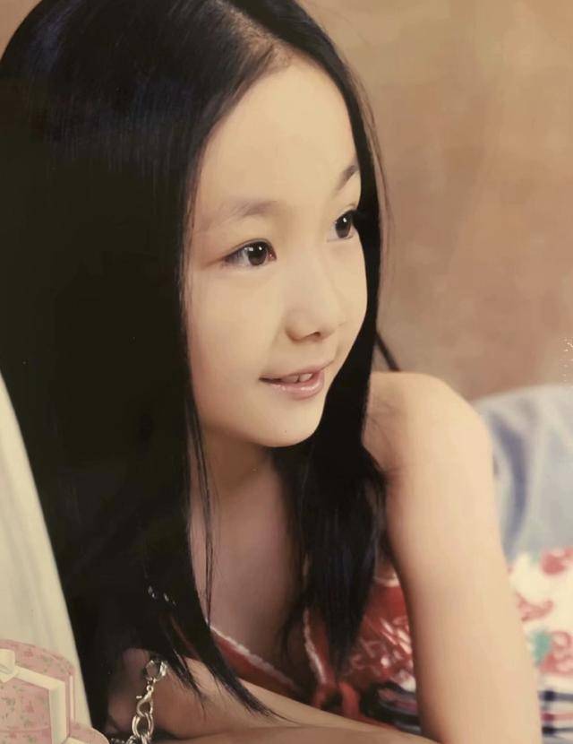 孙俪妹妹晒童年一寸照,满脸婴儿肥甜美可爱,颜值不输外甥女小花