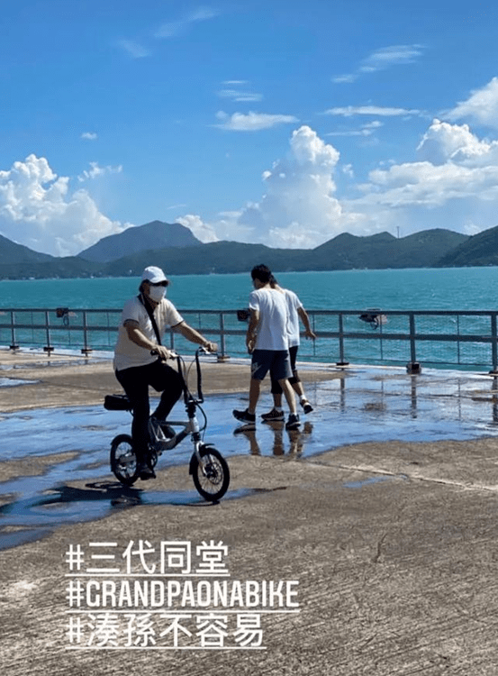 霍震霆偏爱霍启刚,陪伴儿子一家骑行,力保长子健康形象