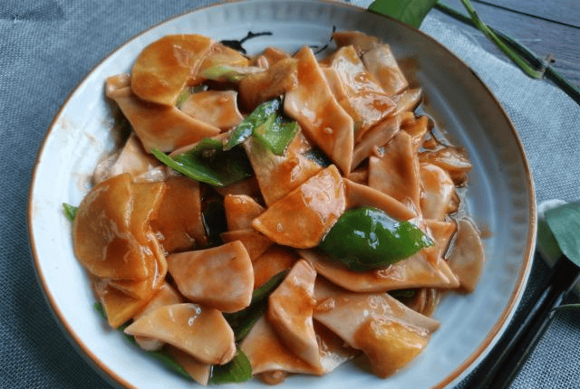 土豆这样搭配做,和“地三鲜”一样好吃,不用放肉,素炒更下饭