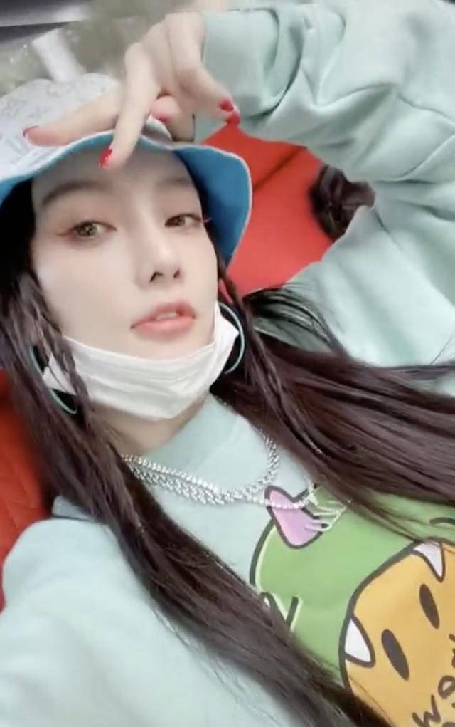 李小璐带女儿外出游玩,母女俩潮范儿十足,甜馨颜值越来越高
