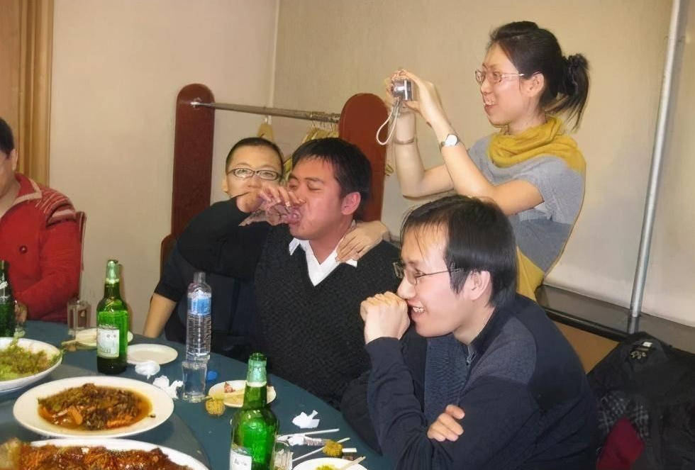 一顿饭吃掉1800,成为朋友圈笑柄:人到中年,请远离同学聚会