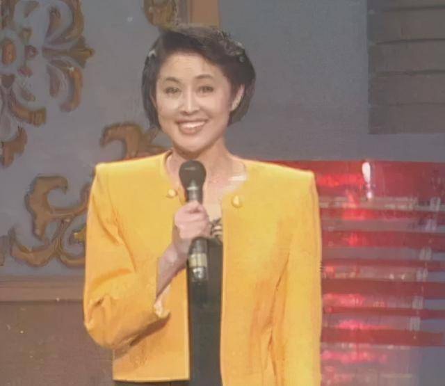 31岁进央视,主持春晚13年,倪萍最当红时离开央视的真相是啥