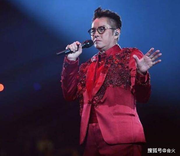 70岁谭咏麟四处走穴商演,彩排舞台简陋无观众,独自卖唱显落魄