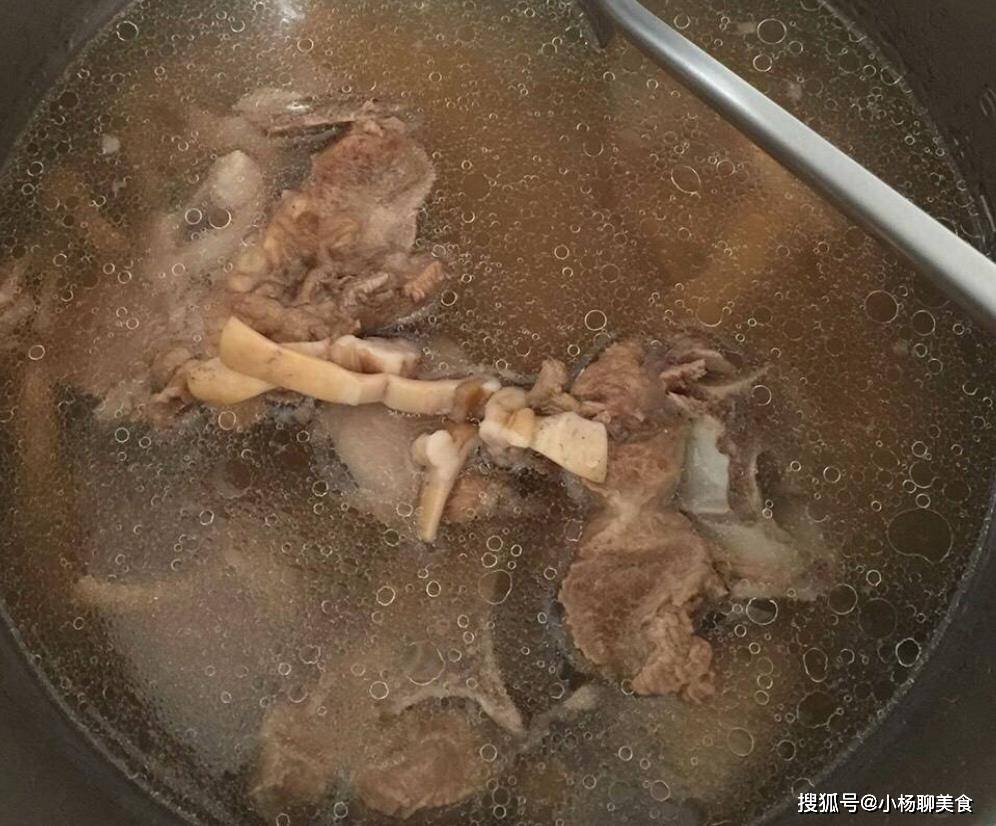 炖排骨汤时,多加一勺这东西,汤鲜肉嫩不油腻,炖一锅都不够喝