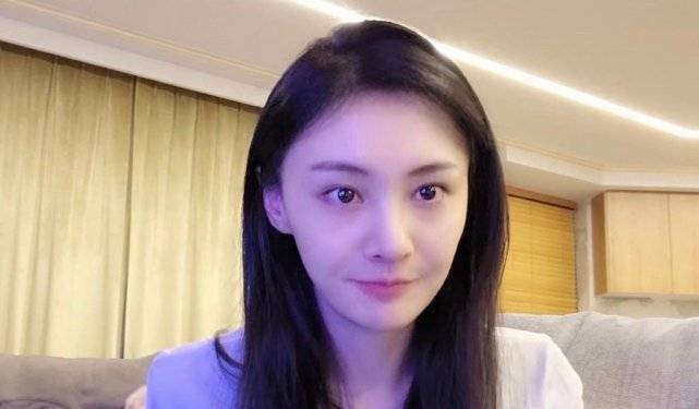 郑爽最新照片曝光像变了一个人,网友说她撞脸张雨绮宋茜张嘉倪