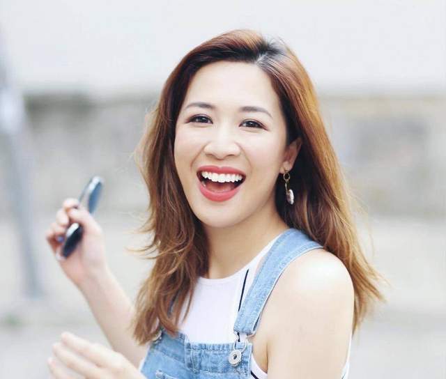 恭喜!32岁最上镜港姐签字结婚,与金融才俊男友恋爱不到一年