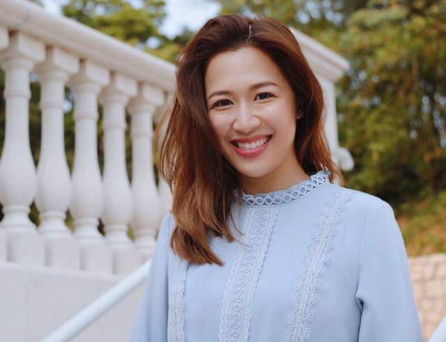恭喜!32岁最上镜港姐签字结婚,与金融才俊男友恋爱不到一年