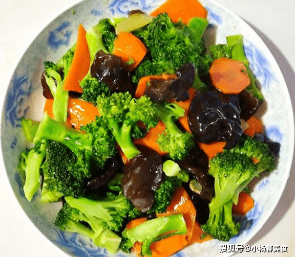 炒西兰花到底要不要焯水?多半人做错了,难怪西兰花一炒就发黑