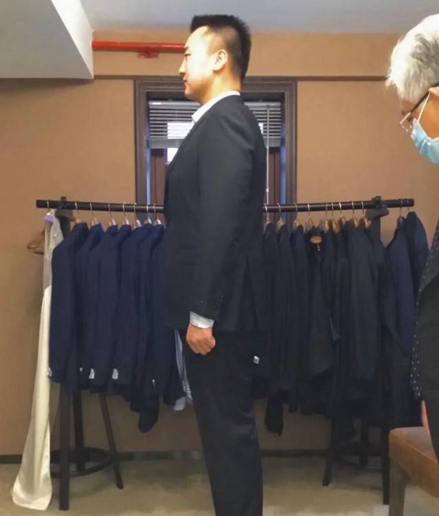 金星亲自带保镖到名店定做西装,对方强壮帅气,丈夫汉斯不吃醋吗