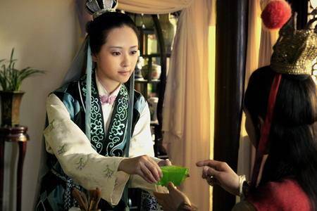 王夫人破例迁就她,李纨敢怒不敢言,贾母也敬她三分,妙玉啥身份