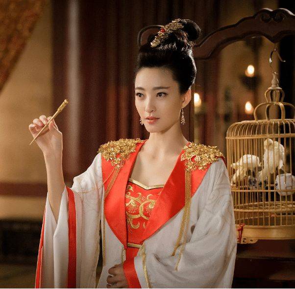 本以为迪丽热巴太保守演不好妲己,当看到定妆照后,全网打脸