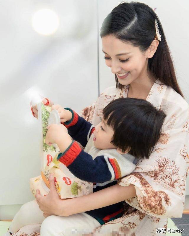 五料视帝郑嘉颖儿子正面曝光,小22岁娇妻身材辣,俩人两年抱俩