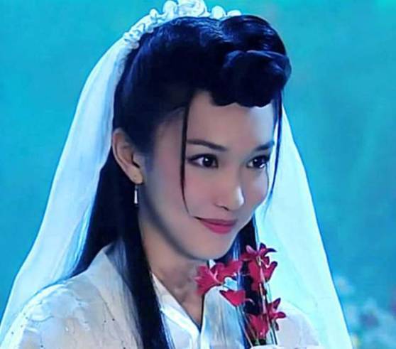 她是最养眼的小龙女,现实中与杨过结婚,今同框儿子像姐弟