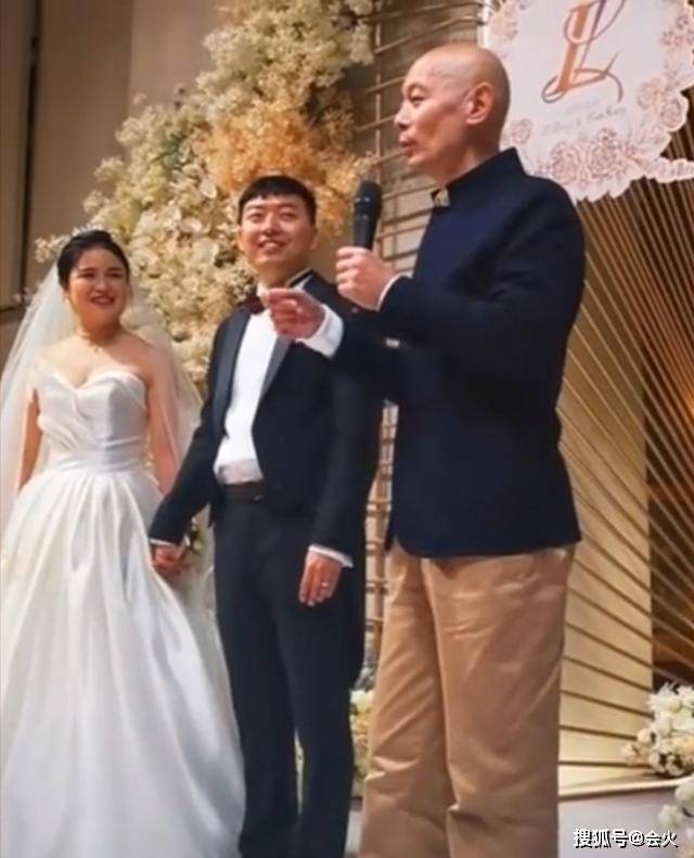 63岁葛优罕露面,额头皱纹丛生老年斑明显,结婚33年至今无儿无女