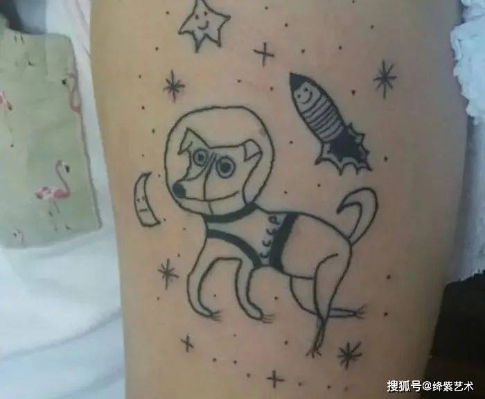 不会画画的纹身师,纹出歪扭的小纹身,生涩俏皮让人忍俊不禁