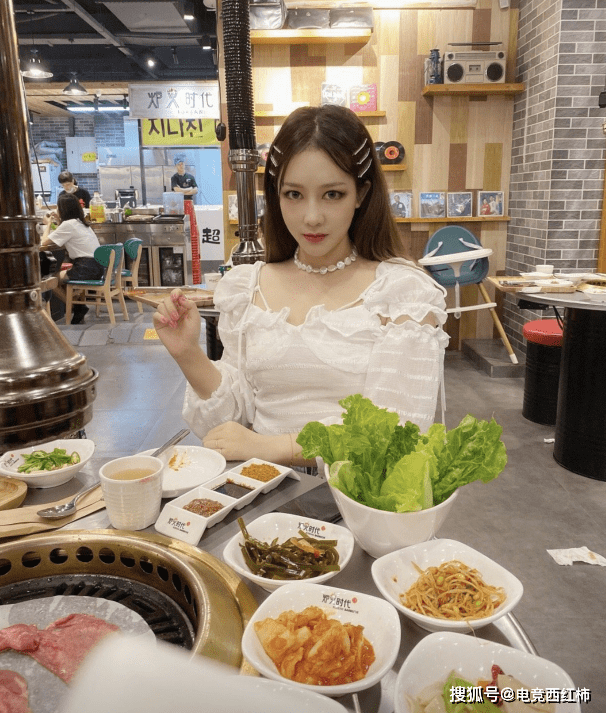 梦泪自称女友是班花,小浪浪自称女友是班花,晒出照片,到底谁在说谎?