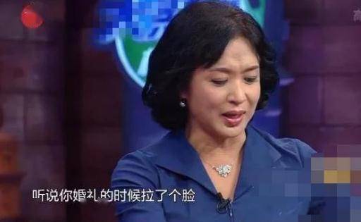 力破离婚!林心如霍建华甜蜜牵手逛街,44岁林心如皮肤蜡黄太显老