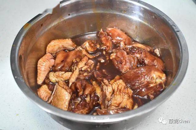 砂锅鸡煲不加一滴水直接焖,越焖越香肉汁浓郁满屋飘香,营养好吃