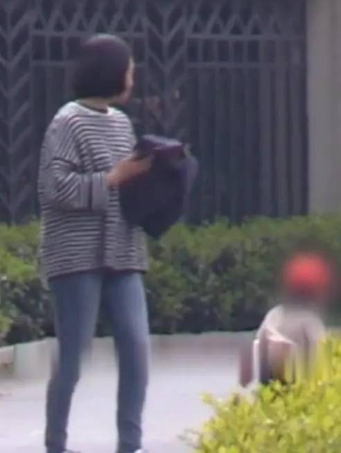 朱丹怀二胎素颜露面,挺孕肚抱女儿逛街,打扮朴素发福明显