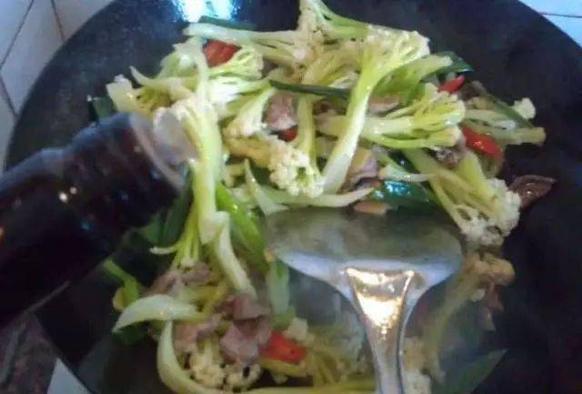 炒花菜时,万万别直接下油锅!多加“1步”,花菜又香又脆!