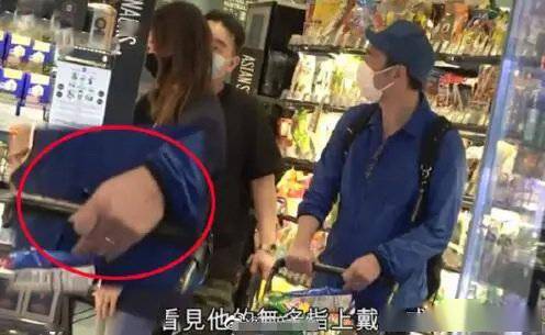 郑秀文许志安挽手逛街,许志安状态不佳难掩愁容,难道破镜真的能重圆?