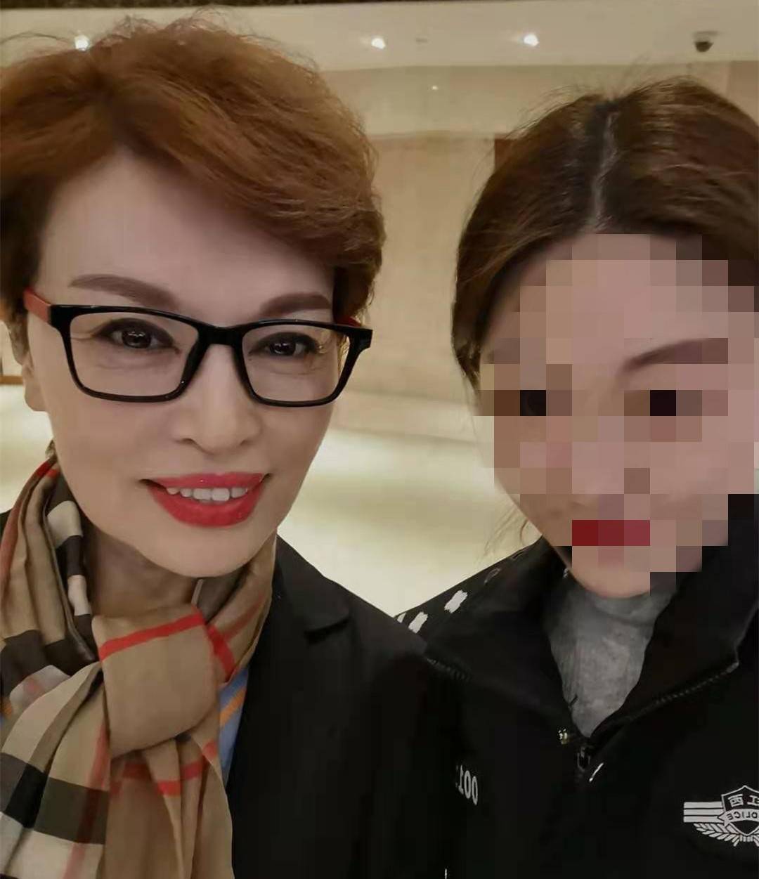 59岁央视主播李瑞英近照曝光,妆容精致不敢认,染金发太时髦