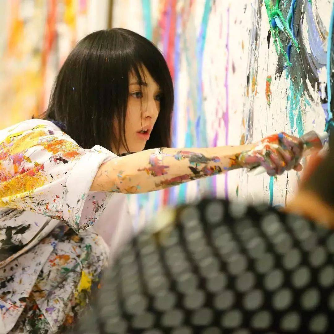 狂野少女”绘画堪比毕加索,8亿人看她作画,作品震惊整个国际画坛