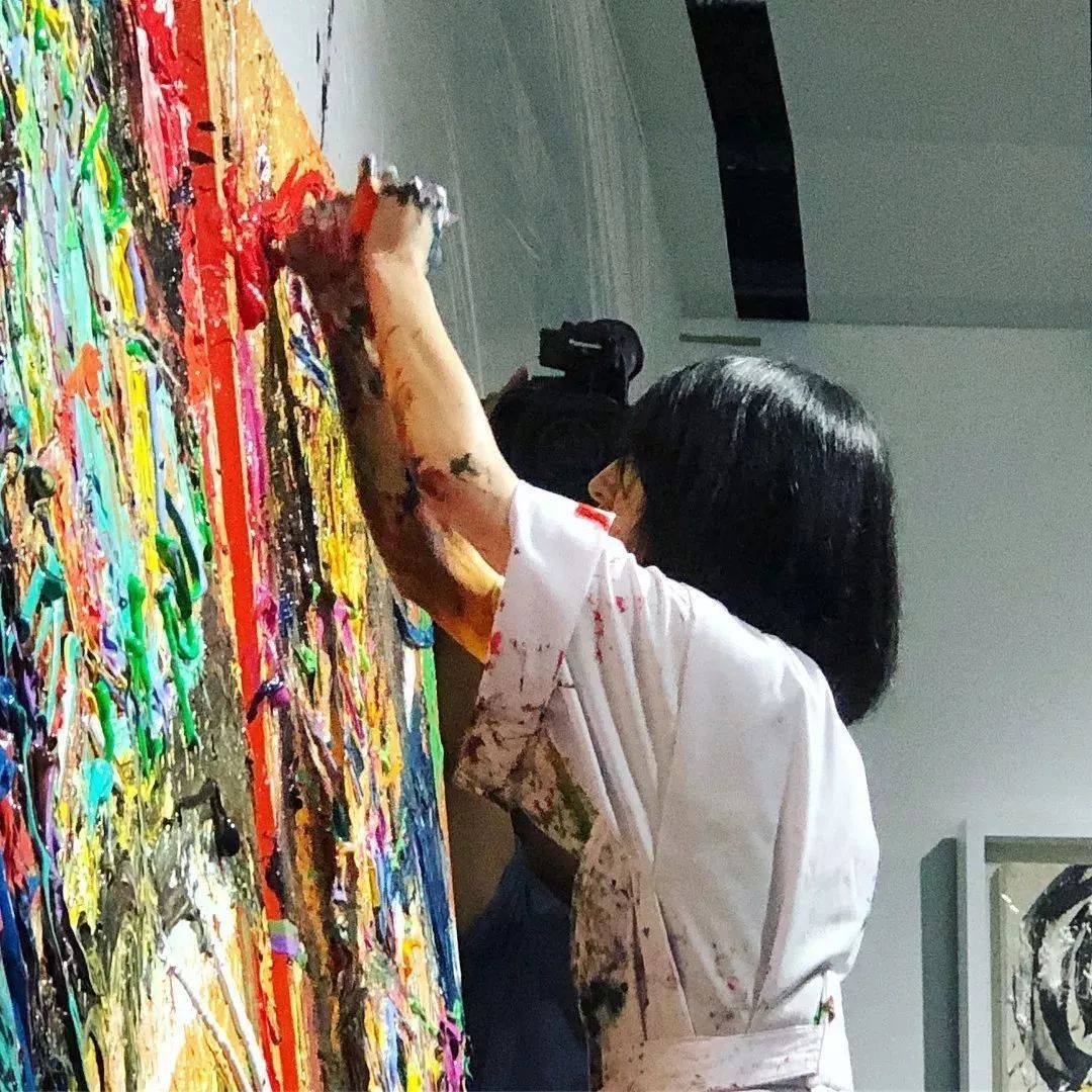 狂野少女”绘画堪比毕加索,8亿人看她作画,作品震惊整个国际画坛