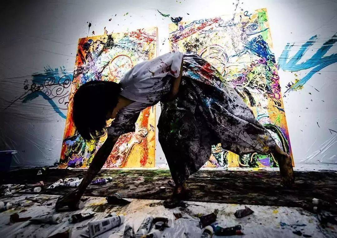 狂野少女”绘画堪比毕加索,8亿人看她作画,作品震惊整个国际画坛