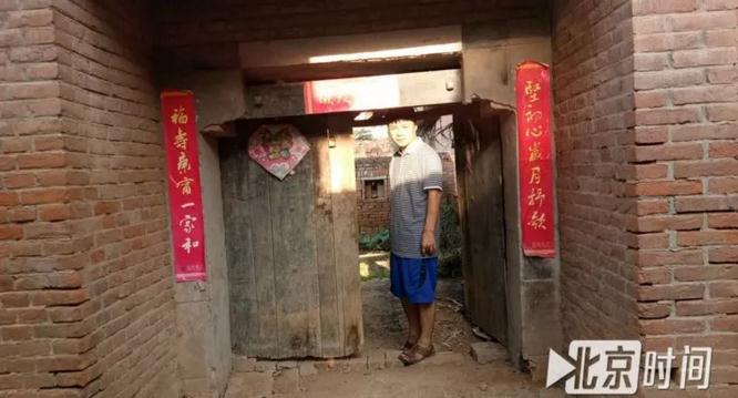 河北一男子疑被女生顶替上学:不然我也许是科级干部