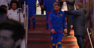 C罗主动找梅西拥抱!金球奖+足球先生已彻底无悬念