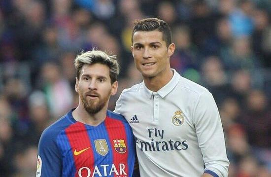 C罗主动找梅西拥抱!金球奖+足球先生已彻底无悬念