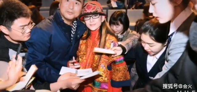 61岁杨丽萍近况曝光,脸僵被嘲都不会笑了,网友:头饰用来遮皱纹