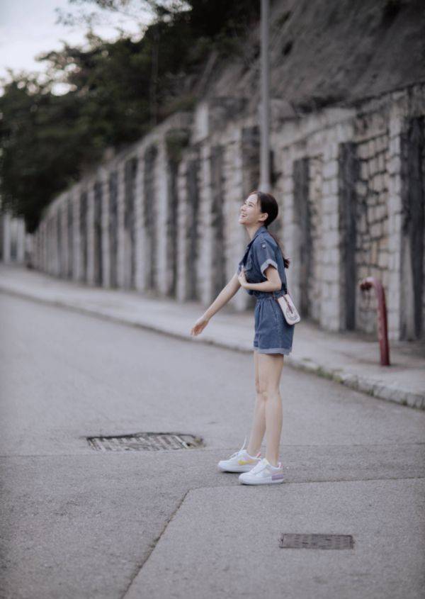 何超莲不愧是何鸿燊最美千金,穿牛仔连体裤秀腿,果然美得不一般